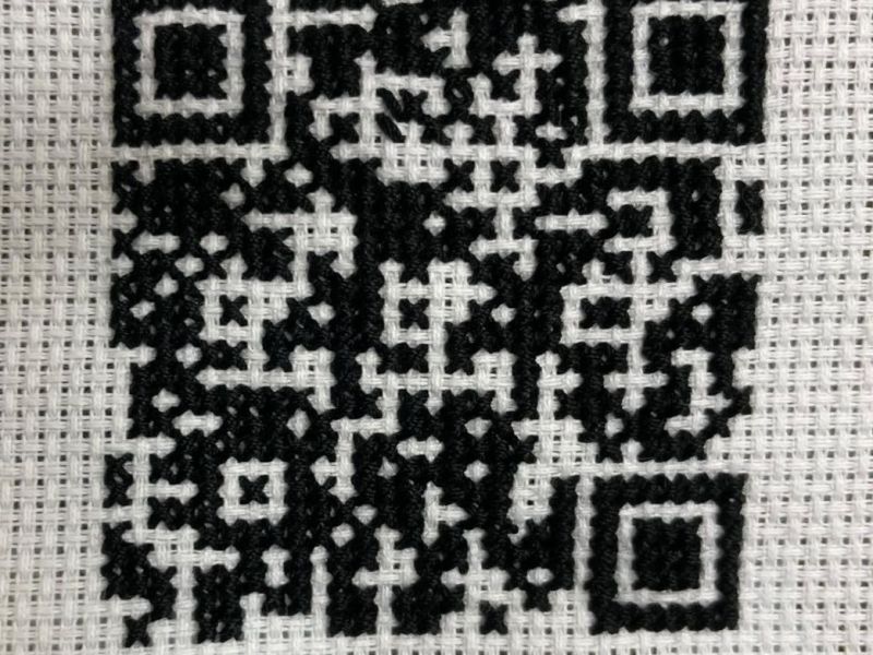 Ein gestickter QR Code und zwei&nbsp;Gedichte